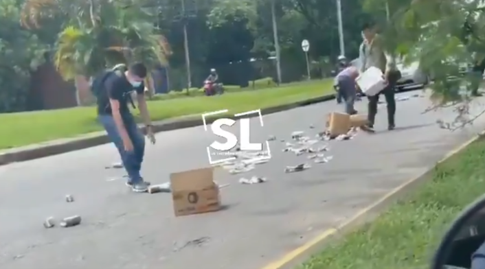 Gente ayuda a transportador en Villavicencio