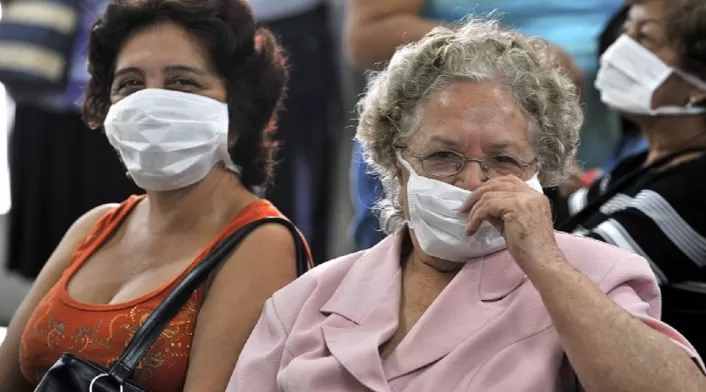 Pacientes esperan atención.