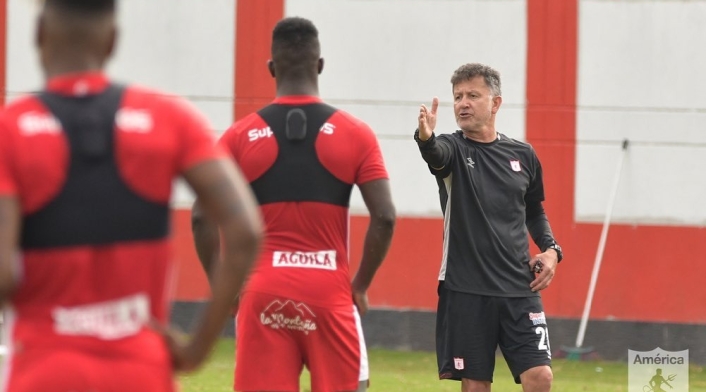 Juan Carlos Osorio dirigiendo el entrenamiento de América de Cali