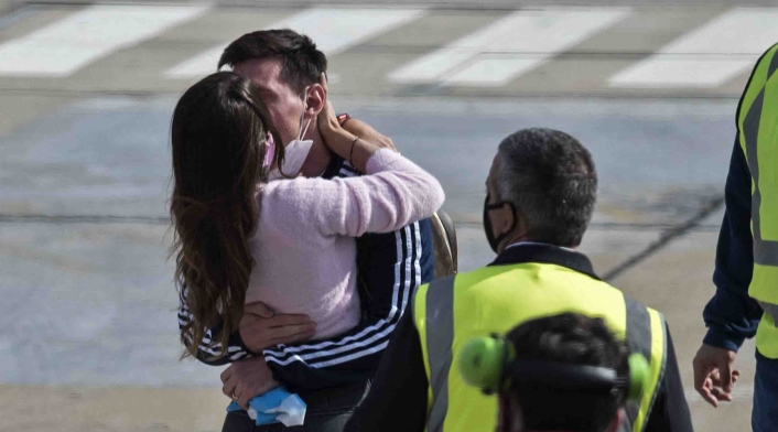 Lionel Messi y el abrazo con Antonella Roccuzzo tras hacer historia