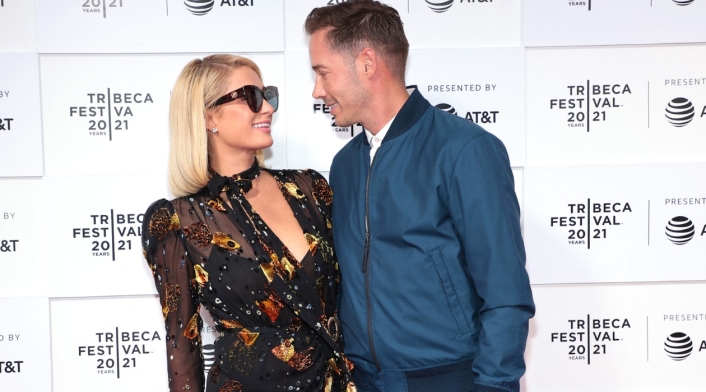 Paris Hilton y Carter Reum están comprometidos.