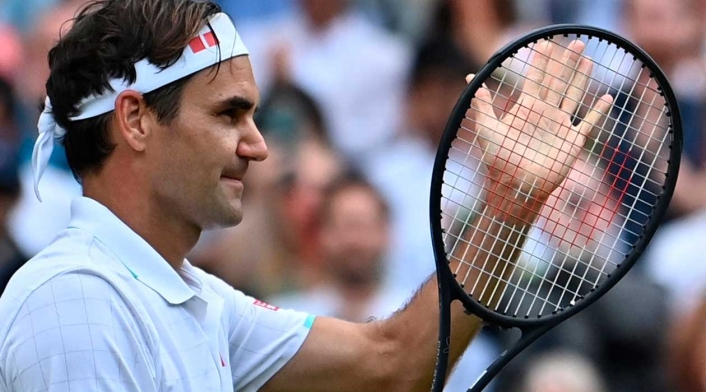 Roger Federer en el campo de juego. Roger Federer, tenista suizo