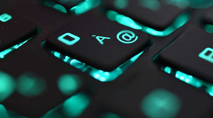 Nueva tecla del teclado de Windows ¿Para qué sirve? Teclado de computador de color negro con luces azules