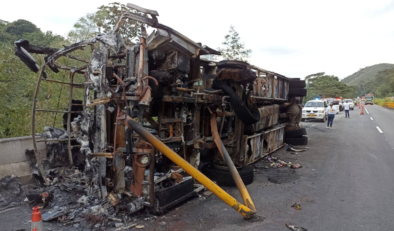 Vehículo accidentado variante Ibagué - Armenia.