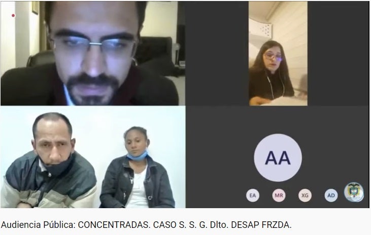 Fotografía de la audiencia en la que aparecen Nilson Díaz y Carolina Galván, investigados por la desaparición de Sara Sofía Galván