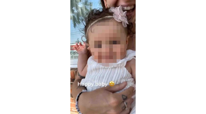 mamá lleva a su bebé a hacerle piercings