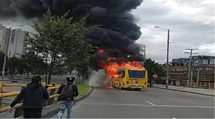 Bus en Suba quemado por vándalos Bus en Suba quemado por vándalos