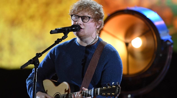 Ed Sheeran ofreciendo un show en vivo Ed Sheeran