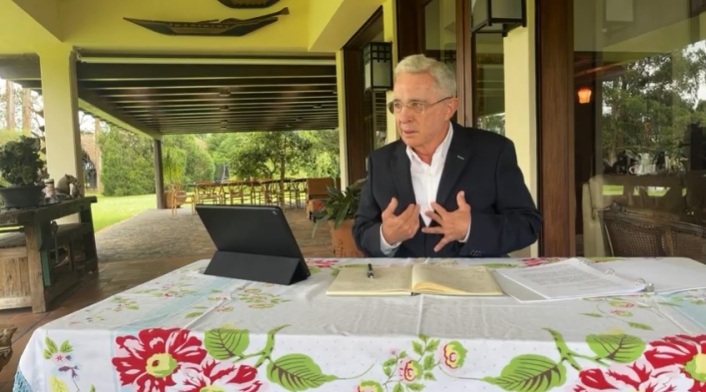 Expresidente Álvaro Uribe Vélez durante el encuentro con la Comisión de la Verdad