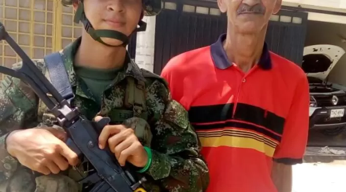 Gilberto Castellanos con su hijo en zona rural de Cúcuta