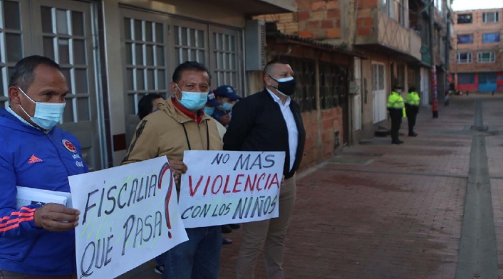 Hombres protestando