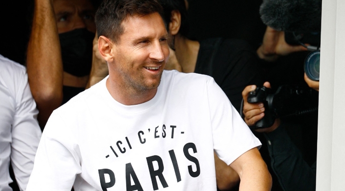 Messi a PSG, saluda a los parisinos que lo ovacionan Messi a PSG, saluda a los parisinos que lo ovacionan