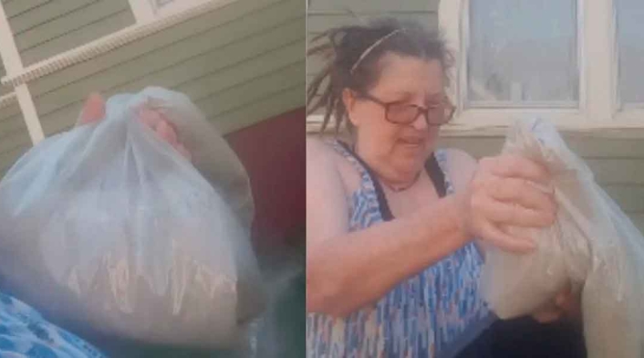 Mujer bota cenizas a la basura