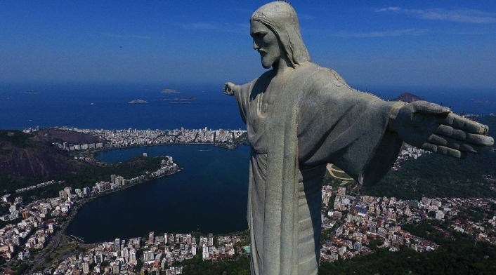 Jóvenes son arrestados por subirse a la estatua del Cristo Redentor