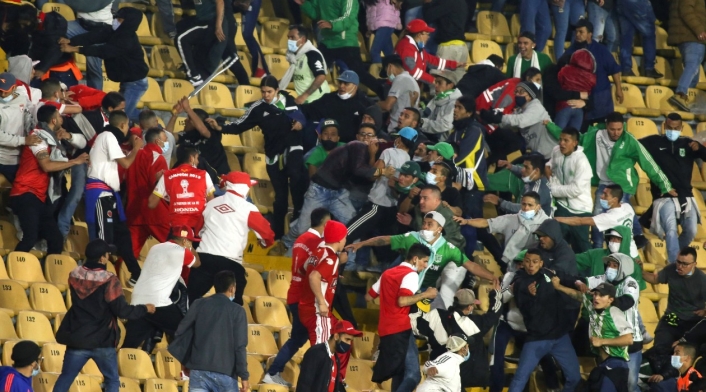 Pelea entre hinchas de Nacional y Santa Fe en El Campín