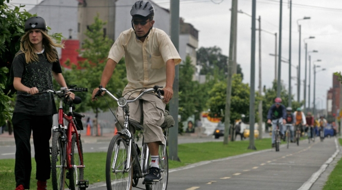 Personas en bicicleta en día sin carro en Bogotá