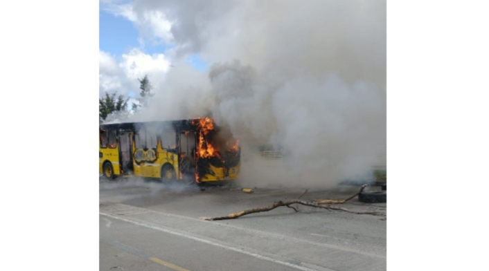 Bus quemado en Suba por vándalos Bus quemado en Suba por vándalos