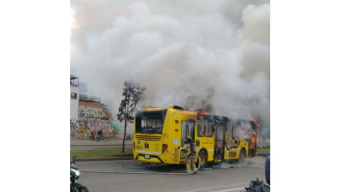 Bus quemado en Suba por vándalos Bus quemado en Suba por vándalos