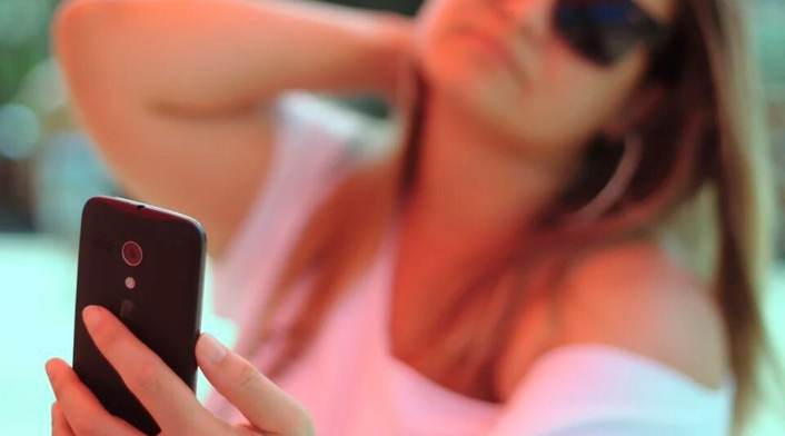 Mujer tomando una selfíe Mujer tomando una selfíe