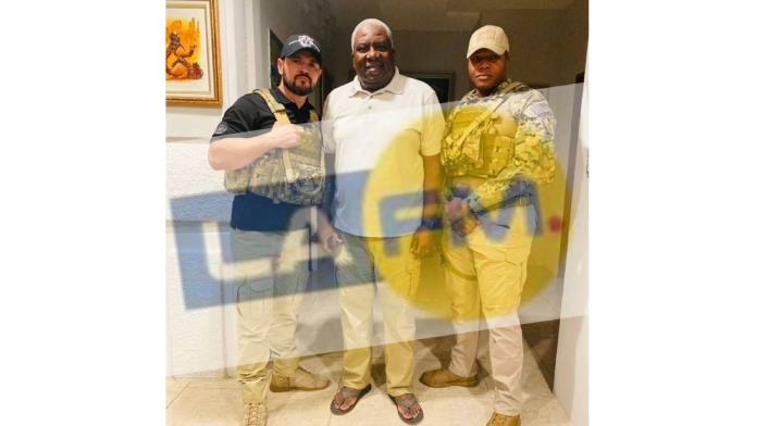 Emanuel Sanon viste una camiseta blanca y posa junto a dos militares Emanuel Sanon viste una camiseta blanca y posa junto a dos militares