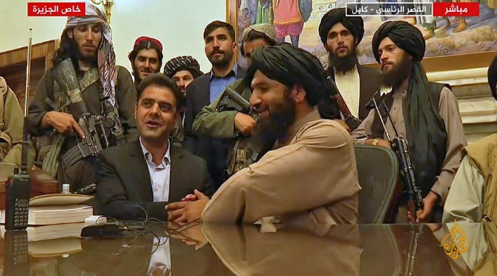 Talibanes celebran que se tomaron Kabul y el palacio presidencial.