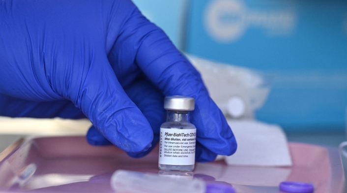 Tercera dosis de vacuna de Pfizer se está aplicando en Israel.