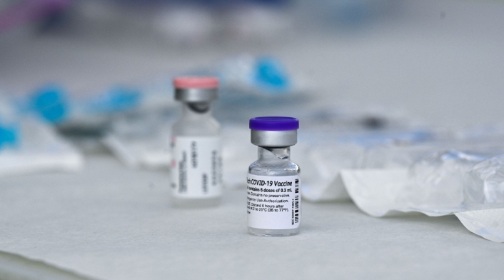 Vacuna de Pfizer con el diluyente que se usa para aplicarla