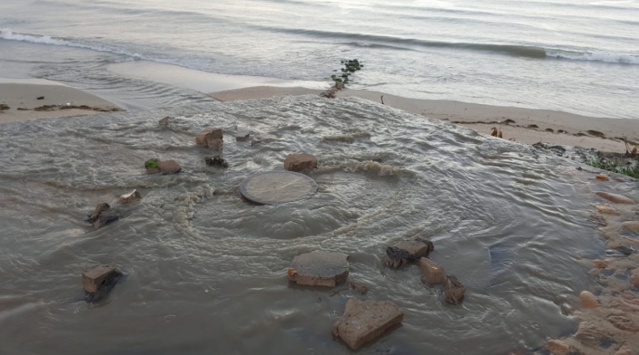 Aguacero desata el derramamiento de aguas negras en las playas del barrios José Antonio Galán