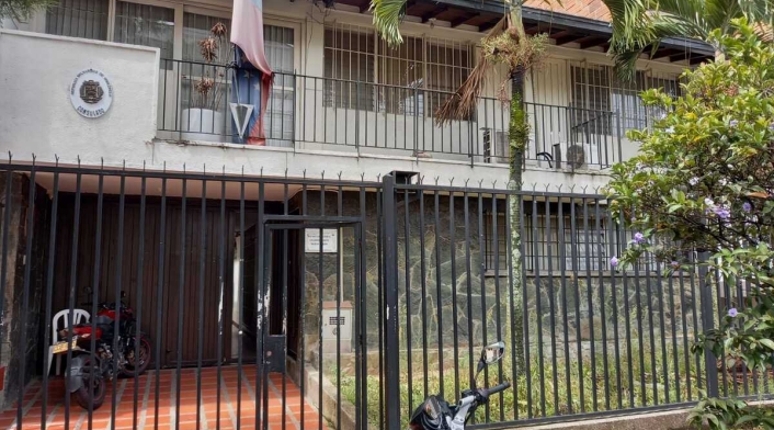 Así luce el Consulado de Venezuela en Medellín.