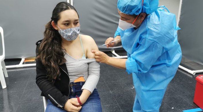 Jóvenes en puesto de vacunación