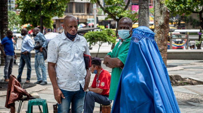 Mujer con burka en Medellín.