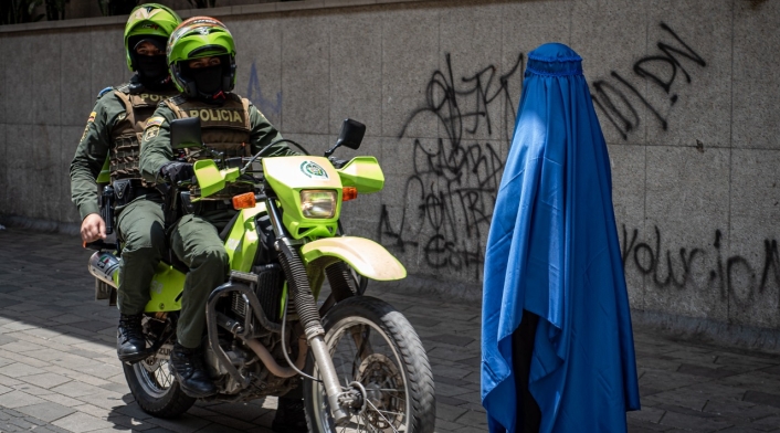 Mujer con burka en Medellín.