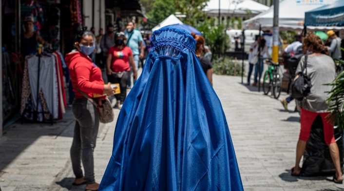 Mujer con burka en Medellín.