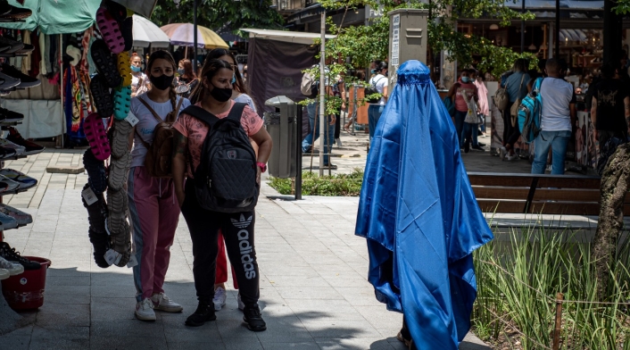 Mujer con burka en Medellín.