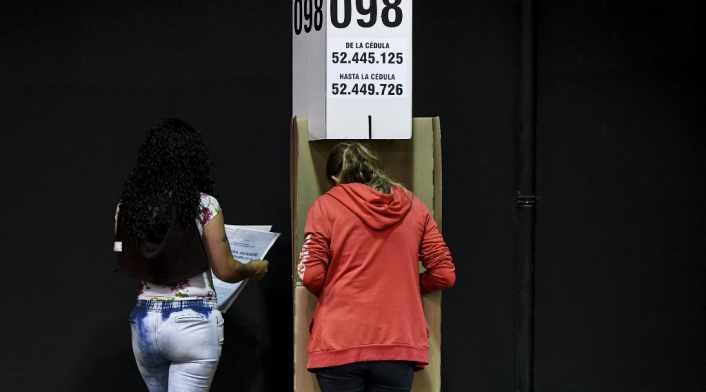 Mujeres participando durante las elecciones en Colombia