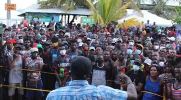 Migrantes represados en Necoclí, Antioquia.