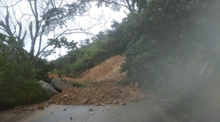 Lugar del derrumbe en la vía Hatillo-Cisneros.