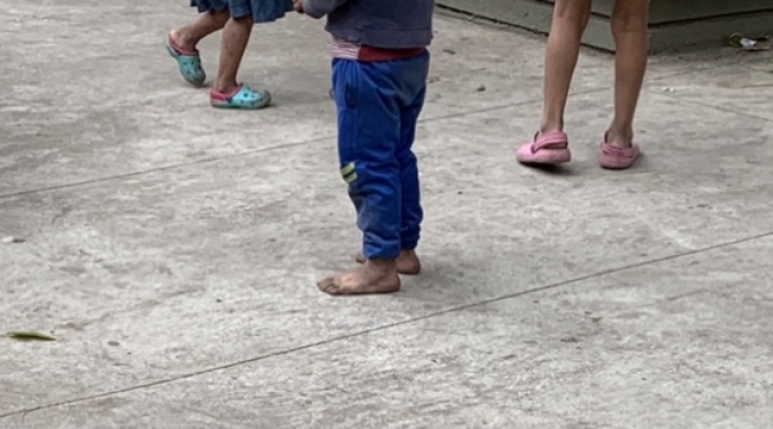 Niños indígenas descalzos en Bogotá