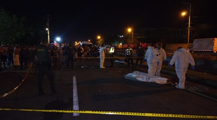 el conductor venia en estado de embriaguez, se llevo a los jóvenes que cruzaban al vía