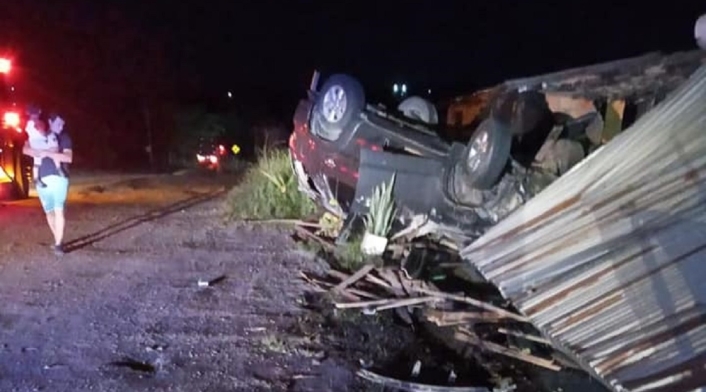 La camioneta iba con tres personas, las cuales resultaron lesionadas.