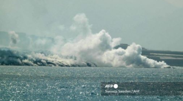 Lava del volcán Cumbre Vieja sobre el mar