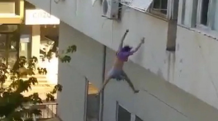 Mujer se lanza desde edificio