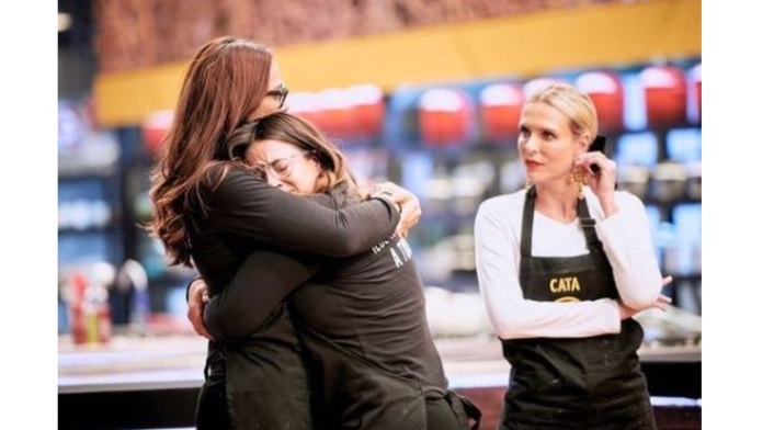 Viña Machado abraza a Carla Giraldo en MasterChef Celebrity Viña Machado abraza a Carla Giraldo en MasterChef Celebrity