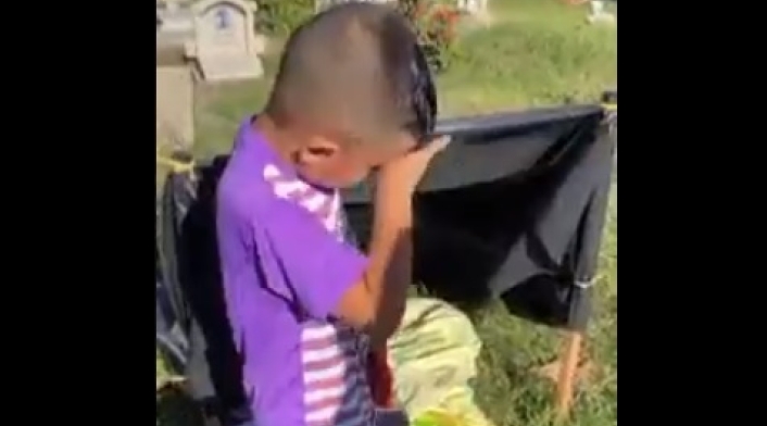 Niño vive en cementerio