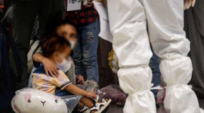 Niños afganos evacuados de Afganistán sin sus papás