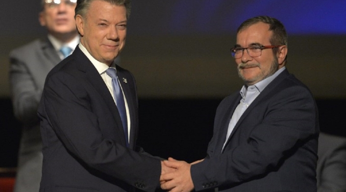 Santos y Timochenko en la firma del acuerdo de paz