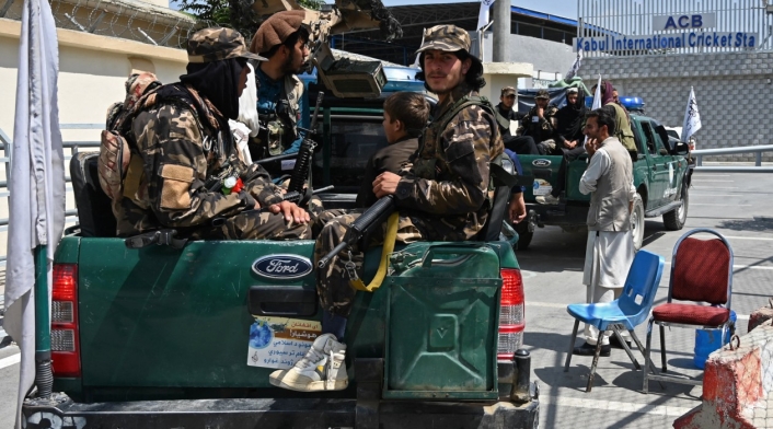 Talibanes armados patrullan Kabul, capital de Afganistán