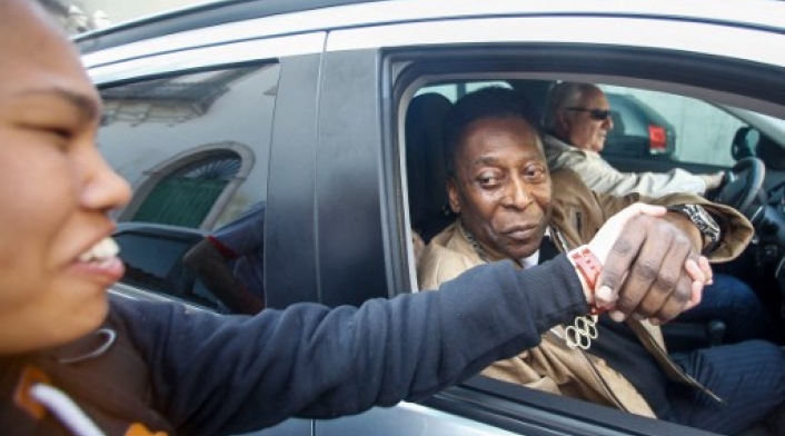 Pelé saliendo del hospital en Sao Paulo
