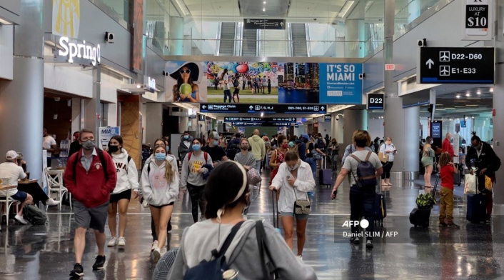 Aeropuerto de Miami, EE.UU. Viajeros en aeropuerto de Miami, EE.UU.