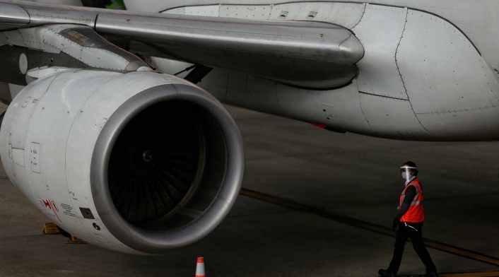 Avión en aeropuerto Imagen de turbina de un avión